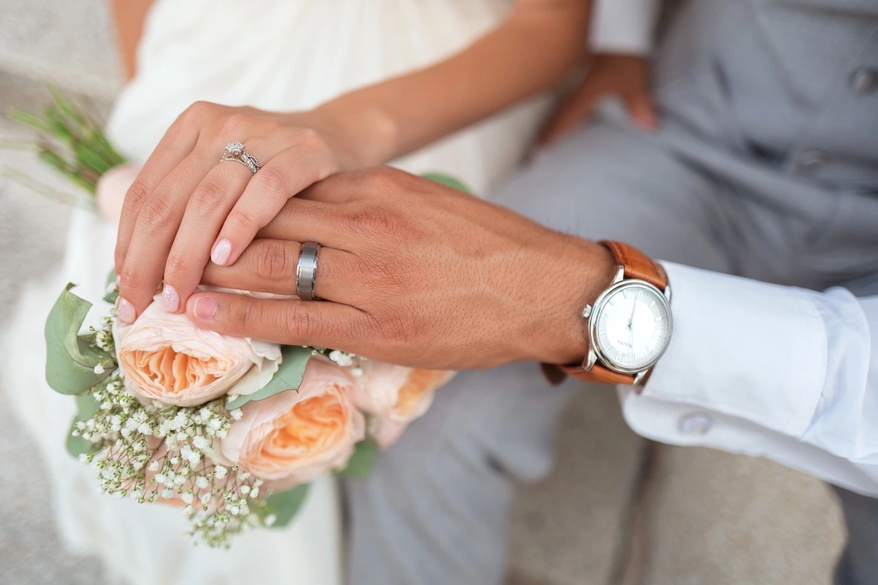 Unions de mariés se tenant la main